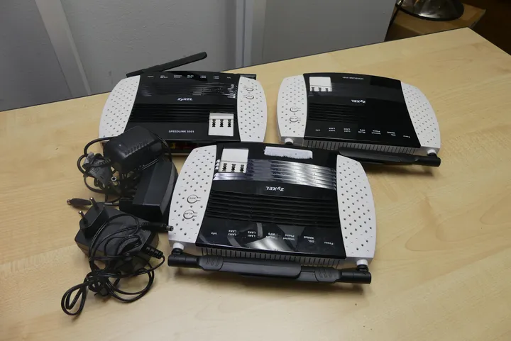 3x ZyXEL Speedlink 5501 DSL-Router (inkl. Netzteile/Kabel) Umfang: nur der Inhalt, ohne Kiste